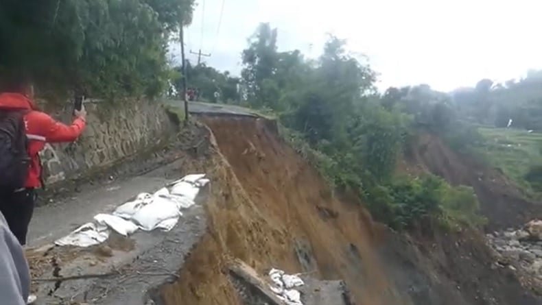 Jalur Kabupaten Karangkobar–Batur di Desa Ratamba, Kecamatan Pejawaran, Banjarnegara, nyaris putus total.