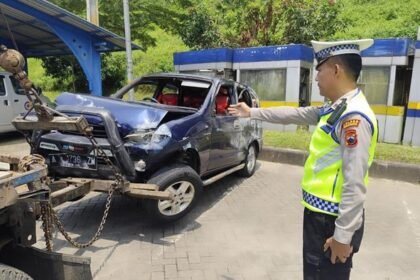 Petugas Satlantas Polres Semarang mengevakuasi bangkai mobil Taruna yang terlibat kecelakaan di Tol Bawen, Minggu (15/3/2026).