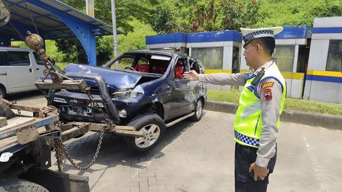 Petugas Satlantas Polres Semarang mengevakuasi bangkai mobil Taruna yang terlibat kecelakaan di Tol Bawen, Minggu (15/3/2026).