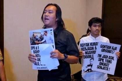 Andrie Yunus bersama Koalisi Masyarakat Sipil menerobos rapat pembahasan revisi Undang-Undang Nomor 34 Tahun 2004 tentang TNI di Hotel Fairmont Jakarta, pada Sabtu (15/3/2025) silam.