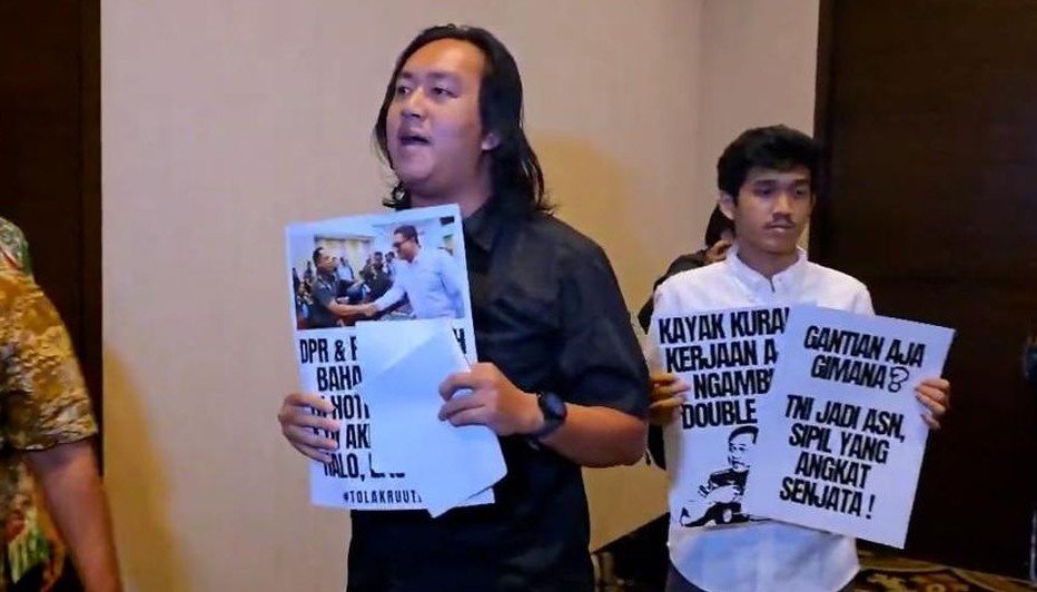 Andrie Yunus bersama Koalisi Masyarakat Sipil menerobos rapat pembahasan revisi Undang-Undang Nomor 34 Tahun 2004 tentang TNI di Hotel Fairmont Jakarta, pada Sabtu (15/3/2025) silam.