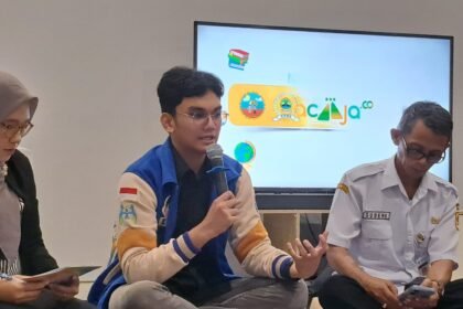 Anggota Forum Anak Jawa Tengah, Emir Luqman Amanullah (berjemper biru) saat menjadi narasumber diskusi bertema 'No Chaos, No Justice?' dalam Program Titik Kumpul 2 SKS di kantor BacaAja, Semarang, Rabu (8/4/2026). (bae)