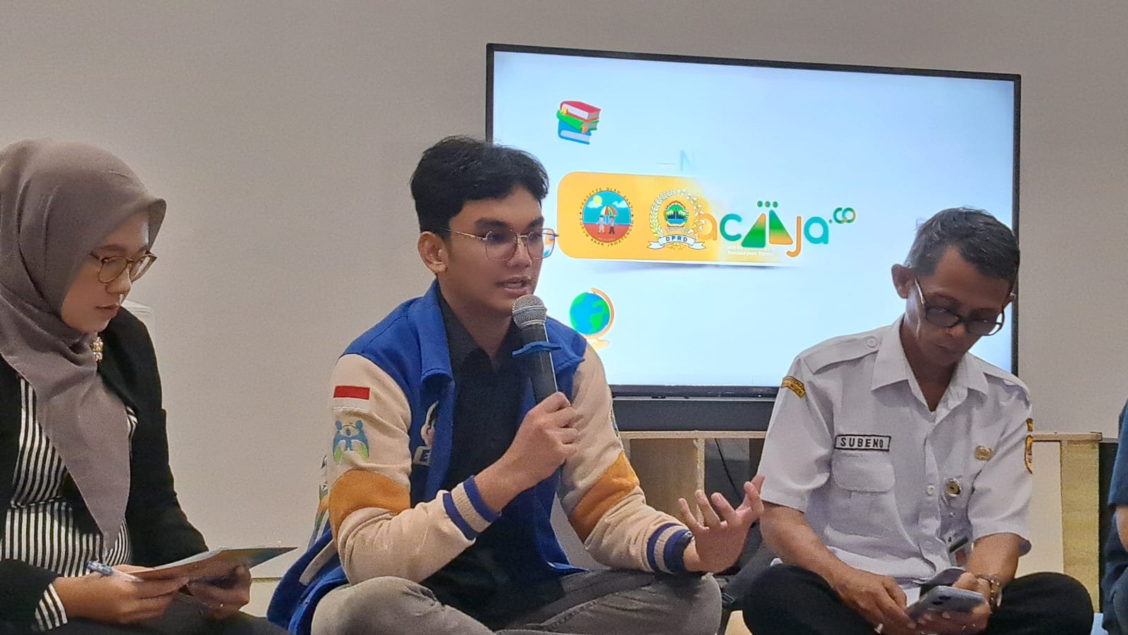 Anggota Forum Anak Jawa Tengah, Emir Luqman Amanullah (berjemper biru) saat menjadi narasumber diskusi bertema 'No Chaos, No Justice?' dalam Program Titik Kumpul 2 SKS di kantor BacaAja, Semarang, Rabu (8/4/2026). (bae)