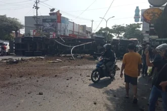 Kecelakaan beruntun dipicu truk yang ugal-ugalan hingga tabrak mobil dan motor di Turunan Silayur, Ngaliyan, Kota Semarang, Jumat (10/4/2026). (ist)