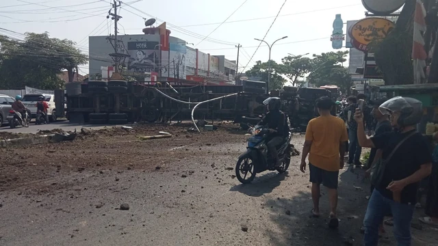 Kecelakaan beruntun dipicu truk yang ugal-ugalan hingga tabrak mobil dan motor di Turunan Silayur, Ngaliyan, Kota Semarang, Jumat (10/4/2026). (ist)
