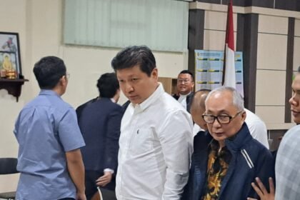 Eks bos Sritex, Iwan Setiawan (kemeja putih) berjalan keluar ruang sidang usai menjalani tuntutan di pengadilan, Senin (20/4/2026). (bae)