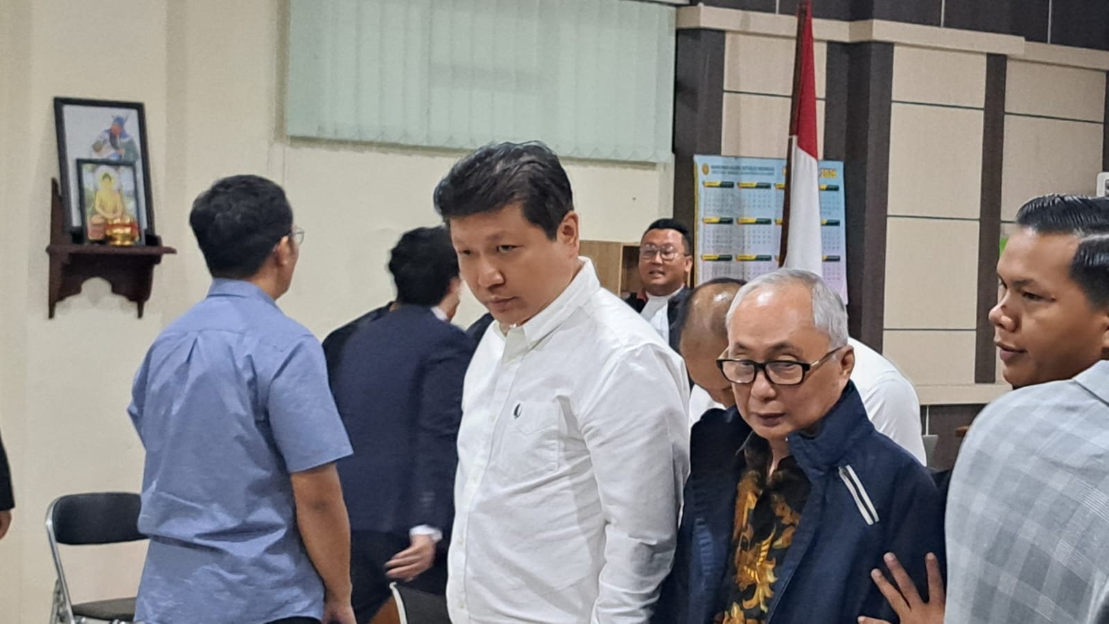 Eks bos Sritex, Iwan Setiawan (kemeja putih) berjalan keluar ruang sidang usai menjalani tuntutan di pengadilan, Senin (20/4/2026). (bae)