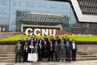 [17.52, 24/4/2026] Baihaqi Annizar - Jateng Today: Dosen Unwahas Terbang ke China, Dalami AI untuk Ngajar BACAAJA, SEMARANG - Sejumlah dosen Fakultas Agama Islam Universitas Wahid Hasyim (Unwahas) terbang ke luar negeri. Mereka ikut pelatihan buat dalami kecerdasan buatan atau AI. Programnya bertajuk Artificial Intelligence Application Enhancement. Fokusnya jelas, gimana dosen bisa pakai AI biar pembelajaran makin relevan. Pelatihan digelar di Central China Normal University (CCNU) di Wuhan, China. Kampus ini dikenal kuat di riset pendidikan. Total ada 20 peserta yang ikut. Tiga di antaranya dari FAI Unwahas, yakni Ghufron Hamzah, Muhammad Ahsanul Husna, dan Nurul Azizah. Mereka gabung dengan tenaga pendidik lain di bawah naungan PWNU Jawa Tengah. Kegiatannya berlangsung selama tujuh hari, mulai 20 sampai 26 April 2026. Materi yang dikasih cukup komplet. Mulai dari integrasi teori dan teknologi, desain pembelajaran digital, sampai pemanfaatan platform kampus berbasis AI. Peserta juga diajak praktik langsung. Jadi bukan cuma denger materi, tapi sekalian nyobain sistem pembelajaran berbasis AI. Ghufron bilang, pelatihan ini penting buat dorong perubahan di dunia pendidikan. Terutama dari model konvensional ke sistem digital. “Langkah ini menjadi bagian dari upaya mendorong ekosistem pendidikan agar mampu beradaptasi menuju sistem digital yang lebih efektif dan inovatif,” ujarnya. Ia menegaskan, transformasi digital sekarang sudah jadi kebutuhan. Apalagi perkembangan teknologi makin cepat, termasuk AI. Menurutnya, Unwahas juga sudah mulai berproses jadi kampus digital. Makanya pelatihan ini dinilai pas banget. “Harapannya bisa kami aplikasikan di kampus nantinya,” katanya. Pelatihan ini diisi para pakar AI dengan metode interaktif. Ada pemaparan materi, ada juga diskusi bareng peserta. Harapannya, sepulang dari China para dosen bisa langsung menerapkan ilmunya. Sekaligus ikut mendorong transformasi pendidikan di Indonesia. *bae [17.53, 24/4/2026] Baihaqi Annizar - Jateng Today: Dosen FAI Unwahas dan peserta lain ikut pelatihan AI di Wuhan, China.