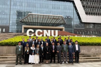 [17.52, 24/4/2026] Baihaqi Annizar - Jateng Today: Dosen Unwahas Terbang ke China, Dalami AI untuk Ngajar BACAAJA, SEMARANG - Sejumlah dosen Fakultas Agama Islam Universitas Wahid Hasyim (Unwahas) terbang ke luar negeri. Mereka ikut pelatihan buat dalami kecerdasan buatan atau AI. Programnya bertajuk Artificial Intelligence Application Enhancement. Fokusnya jelas, gimana dosen bisa pakai AI biar pembelajaran makin relevan. Pelatihan digelar di Central China Normal University (CCNU) di Wuhan, China. Kampus ini dikenal kuat di riset pendidikan. Total ada 20 peserta yang ikut. Tiga di antaranya dari FAI Unwahas, yakni Ghufron Hamzah, Muhammad Ahsanul Husna, dan Nurul Azizah. Mereka gabung dengan tenaga pendidik lain di bawah naungan PWNU Jawa Tengah. Kegiatannya berlangsung selama tujuh hari, mulai 20 sampai 26 April 2026. Materi yang dikasih cukup komplet. Mulai dari integrasi teori dan teknologi, desain pembelajaran digital, sampai pemanfaatan platform kampus berbasis AI. Peserta juga diajak praktik langsung. Jadi bukan cuma denger materi, tapi sekalian nyobain sistem pembelajaran berbasis AI. Ghufron bilang, pelatihan ini penting buat dorong perubahan di dunia pendidikan. Terutama dari model konvensional ke sistem digital. “Langkah ini menjadi bagian dari upaya mendorong ekosistem pendidikan agar mampu beradaptasi menuju sistem digital yang lebih efektif dan inovatif,” ujarnya. Ia menegaskan, transformasi digital sekarang sudah jadi kebutuhan. Apalagi perkembangan teknologi makin cepat, termasuk AI. Menurutnya, Unwahas juga sudah mulai berproses jadi kampus digital. Makanya pelatihan ini dinilai pas banget. “Harapannya bisa kami aplikasikan di kampus nantinya,” katanya. Pelatihan ini diisi para pakar AI dengan metode interaktif. Ada pemaparan materi, ada juga diskusi bareng peserta. Harapannya, sepulang dari China para dosen bisa langsung menerapkan ilmunya. Sekaligus ikut mendorong transformasi pendidikan di Indonesia. *bae [17.53, 24/4/2026] Baihaqi Annizar - Jateng Today: Dosen FAI Unwahas dan peserta lain ikut pelatihan AI di Wuhan, China.