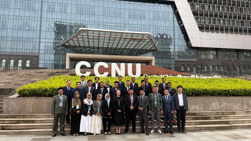 [17.52, 24/4/2026] Baihaqi Annizar - Jateng Today: Dosen Unwahas Terbang ke China, Dalami AI untuk Ngajar BACAAJA, SEMARANG - Sejumlah dosen Fakultas Agama Islam Universitas Wahid Hasyim (Unwahas) terbang ke luar negeri. Mereka ikut pelatihan buat dalami kecerdasan buatan atau AI. Programnya bertajuk Artificial Intelligence Application Enhancement. Fokusnya jelas, gimana dosen bisa pakai AI biar pembelajaran makin relevan. Pelatihan digelar di Central China Normal University (CCNU) di Wuhan, China. Kampus ini dikenal kuat di riset pendidikan. Total ada 20 peserta yang ikut. Tiga di antaranya dari FAI Unwahas, yakni Ghufron Hamzah, Muhammad Ahsanul Husna, dan Nurul Azizah. Mereka gabung dengan tenaga pendidik lain di bawah naungan PWNU Jawa Tengah. Kegiatannya berlangsung selama tujuh hari, mulai 20 sampai 26 April 2026. Materi yang dikasih cukup komplet. Mulai dari integrasi teori dan teknologi, desain pembelajaran digital, sampai pemanfaatan platform kampus berbasis AI. Peserta juga diajak praktik langsung. Jadi bukan cuma denger materi, tapi sekalian nyobain sistem pembelajaran berbasis AI. Ghufron bilang, pelatihan ini penting buat dorong perubahan di dunia pendidikan. Terutama dari model konvensional ke sistem digital. “Langkah ini menjadi bagian dari upaya mendorong ekosistem pendidikan agar mampu beradaptasi menuju sistem digital yang lebih efektif dan inovatif,” ujarnya. Ia menegaskan, transformasi digital sekarang sudah jadi kebutuhan. Apalagi perkembangan teknologi makin cepat, termasuk AI. Menurutnya, Unwahas juga sudah mulai berproses jadi kampus digital. Makanya pelatihan ini dinilai pas banget. “Harapannya bisa kami aplikasikan di kampus nantinya,” katanya. Pelatihan ini diisi para pakar AI dengan metode interaktif. Ada pemaparan materi, ada juga diskusi bareng peserta. Harapannya, sepulang dari China para dosen bisa langsung menerapkan ilmunya. Sekaligus ikut mendorong transformasi pendidikan di Indonesia. *bae [17.53, 24/4/2026] Baihaqi Annizar - Jateng Today: Dosen FAI Unwahas dan peserta lain ikut pelatihan AI di Wuhan, China.