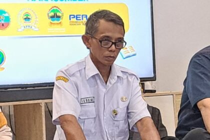 Staf Bidang SMA Disdikbud Jateng, Subeno saat saat menjadi narasumber diskusi bertema 'No Chaos, No Justice?' di Titik Kumpul 2 SKS, kantor BacaAja, Semarang, Rabu (8/4/2026). (bae)