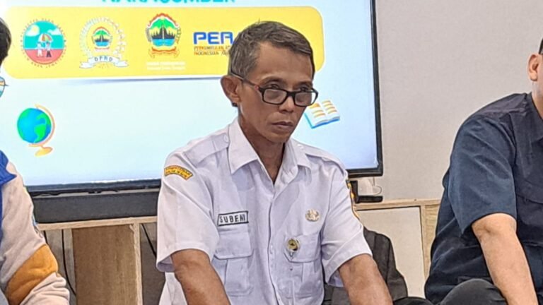 Staf Bidang SMA Disdikbud Jateng, Subeno saat saat menjadi narasumber diskusi bertema 'No Chaos, No Justice?' di Titik Kumpul 2 SKS, kantor BacaAja, Semarang, Rabu (8/4/2026). (bae)