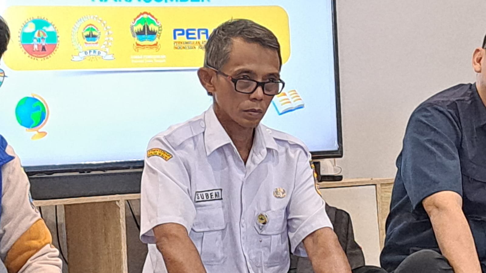 Staf Bidang SMA Disdikbud Jateng, Subeno saat saat menjadi narasumber diskusi bertema 'No Chaos, No Justice?' di Titik Kumpul 2 SKS, kantor BacaAja, Semarang, Rabu (8/4/2026). (bae)