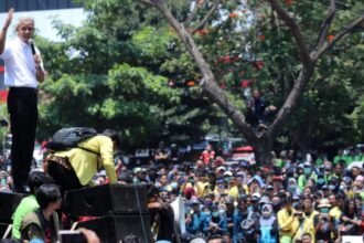 Ganjar Pranowo menemui massa aksi dalam demonstrasi mahasiswa di depan gedung DPRD Jateng, Jl. Pahlawan, Kota Semarang, pada 24 September 2019. (ist)