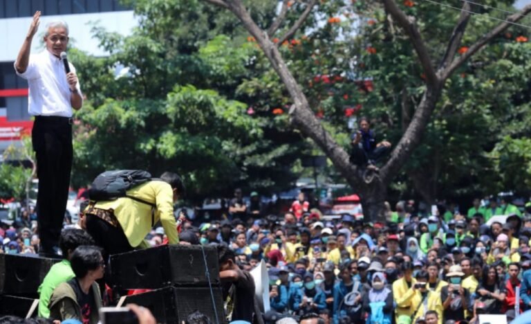 Ganjar Pranowo menemui massa aksi dalam demonstrasi mahasiswa di depan gedung DPRD Jateng, Jl. Pahlawan, Kota Semarang, pada 24 September 2019. (ist)