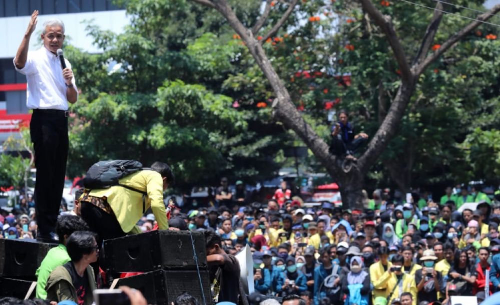 Ganjar Pranowo menemui massa aksi dalam demonstrasi mahasiswa di depan gedung DPRD Jateng, Jl. Pahlawan, Kota Semarang, pada 24 September 2019. (ist)
