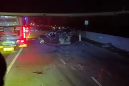 Mobil Calya ringsek setelah terlibat kecelakaan beruntun di Tol Semarang-Solo, Jumat (3//4/2026) dini hari.