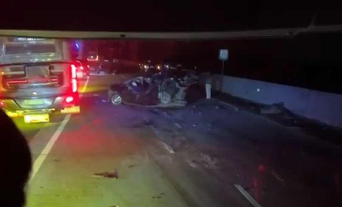 Mobil Calya ringsek setelah terlibat kecelakaan beruntun di Tol Semarang-Solo, Jumat (3//4/2026) dini hari.