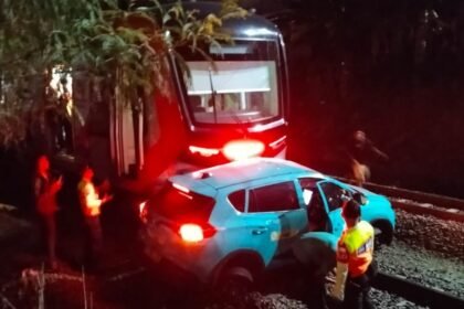 Taksi mobil listrik yang mogok di tengah rel kereta menjadi pemicu tabrakan maut KRL vs Argo Bromo Angrek di Bekasi Timur, Senin (27/4/2026).