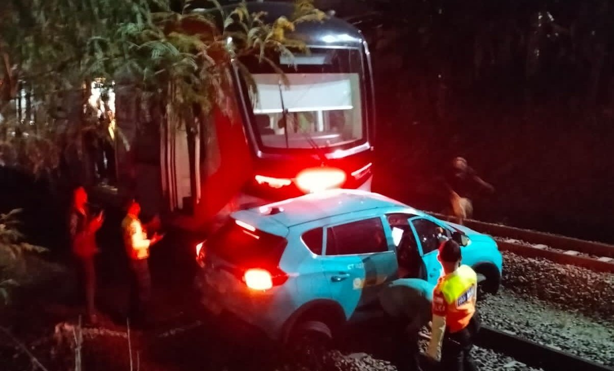 Taksi mobil listrik yang mogok di tengah rel kereta menjadi pemicu tabrakan maut KRL vs Argo Bromo Angrek di Bekasi Timur, Senin (27/4/2026).