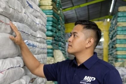Owner Mandiri Jaya Plastik, Muhamad Nastain menunjukkan karung plastik jualannya. (ist)