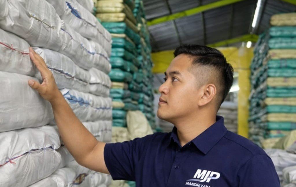 Owner Mandiri Jaya Plastik, Muhamad Nastain menunjukkan karung plastik jualannya. (ist)