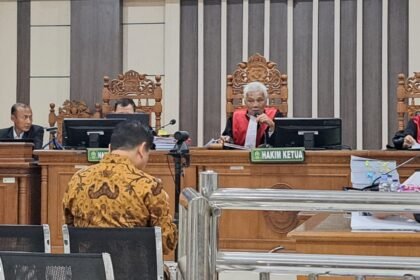 Bos Sritex, Iwan Setiawan menunduk sambil menangis saat membaca pembelaan di Pengadilan Tipikor Semarang, Senin (27/4/2026). (bae)