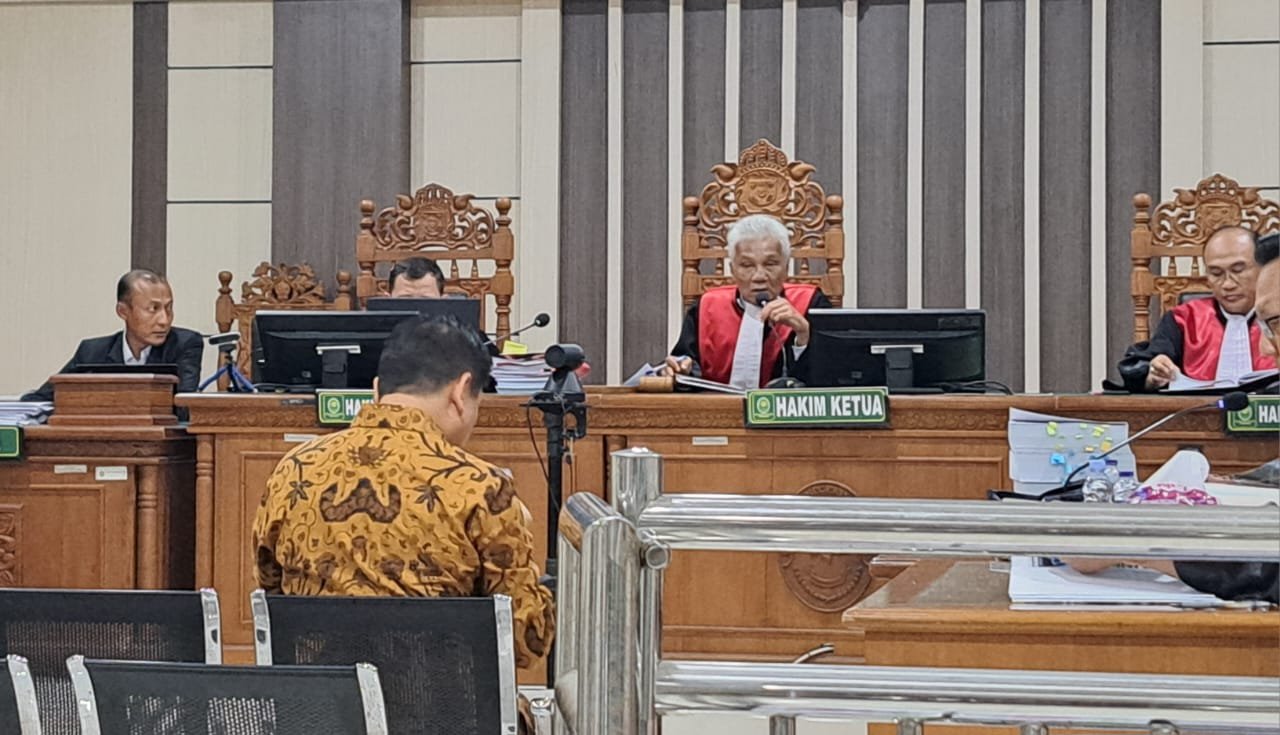 Bos Sritex, Iwan Setiawan menunduk sambil menangis saat membaca pembelaan di Pengadilan Tipikor Semarang, Senin (27/4/2026). (bae)