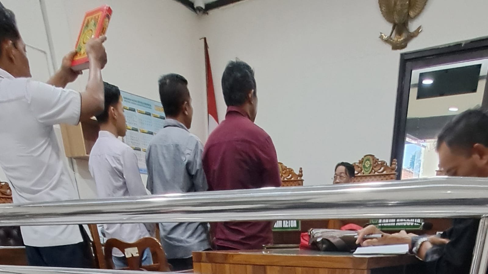 Pihak pengadilan mengambil sumpah 3 saksi dalam sidang tersakwa AKBP Basuki dala. kasus kematian dosen Levi, Senin (6/4/2026). (bae)