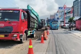 Truk melintas di Jalan Gatot Subroto, Ungaran, Kabupaten Semarang, yang sedang dalam perbaikan, Kamis (16/4/2026).