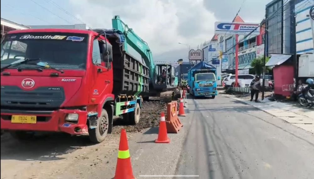 Truk melintas di Jalan Gatot Subroto, Ungaran, Kabupaten Semarang, yang sedang dalam perbaikan, Kamis (16/4/2026).