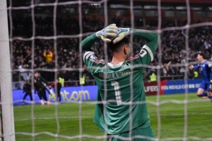 Kiper timnas Italia, Gianluigi Donnarumma, tampak frustasi setelah Azzuri gagal lolos ke Piala Dunia 2026.