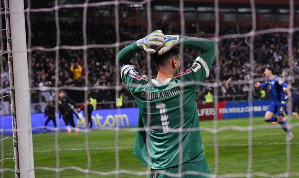 Kiper timnas Italia, Gianluigi Donnarumma, tampak frustasi setelah Azzuri gagal lolos ke Piala Dunia 2026.