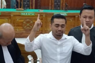 Videografer profil desa Amsal Sitepu menangis bahagia setelah divonis bebas oleh majelis hakim Pengadilan Tipikor Medan, Rabu (1/4/2026).