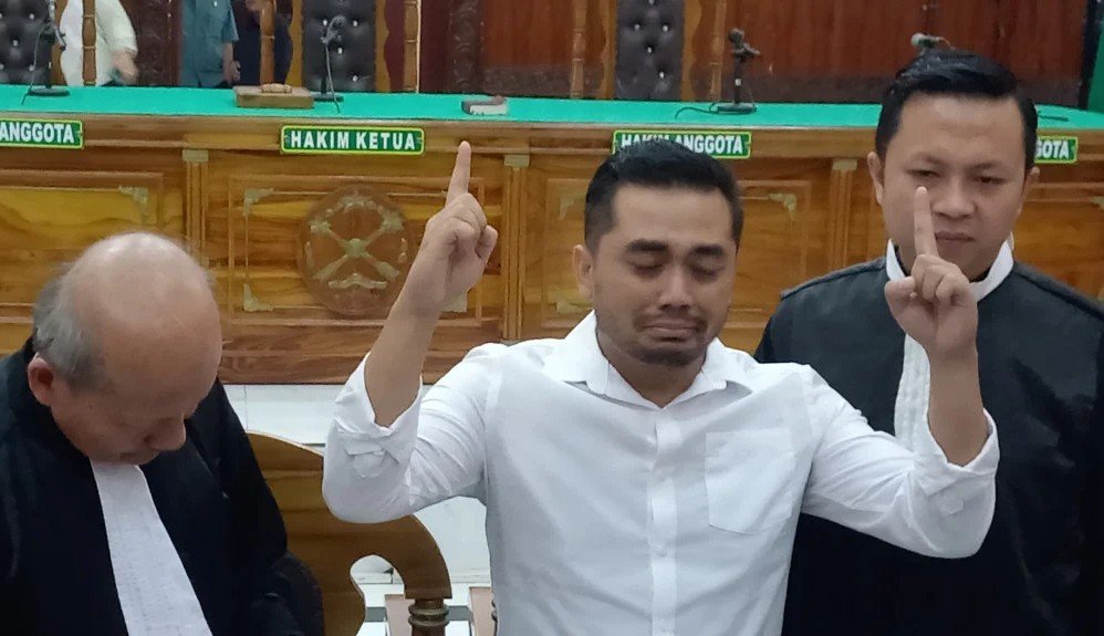 Videografer profil desa Amsal Sitepu menangis bahagia setelah divonis bebas oleh majelis hakim Pengadilan Tipikor Medan, Rabu (1/4/2026).