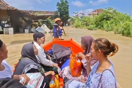 Petugas BPBD mengevakuasi sejumlah warga terdampak banjir di Demak, Sabtu (4/4/2026).