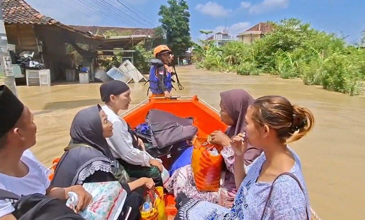Petugas BPBD mengevakuasi sejumlah warga terdampak banjir di Demak, Sabtu (4/4/2026).