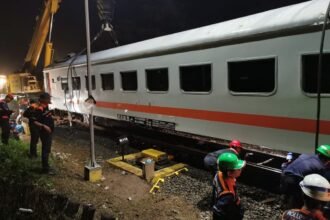 Proses evakuasi gerbong KA Bangunkarta yang anjlok di Bumiayu, berlangsung hingga Selasa (7/4/2026).