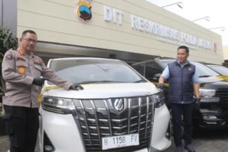 Polisi menunjukkan barang bukti TPPU investasi bodong sarang burung walet, Selasa (31/3/2026). (ist)