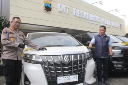 Polisi menunjukkan barang bukti TPPU investasi bodong sarang burung walet, Selasa (31/3/2026). (ist)