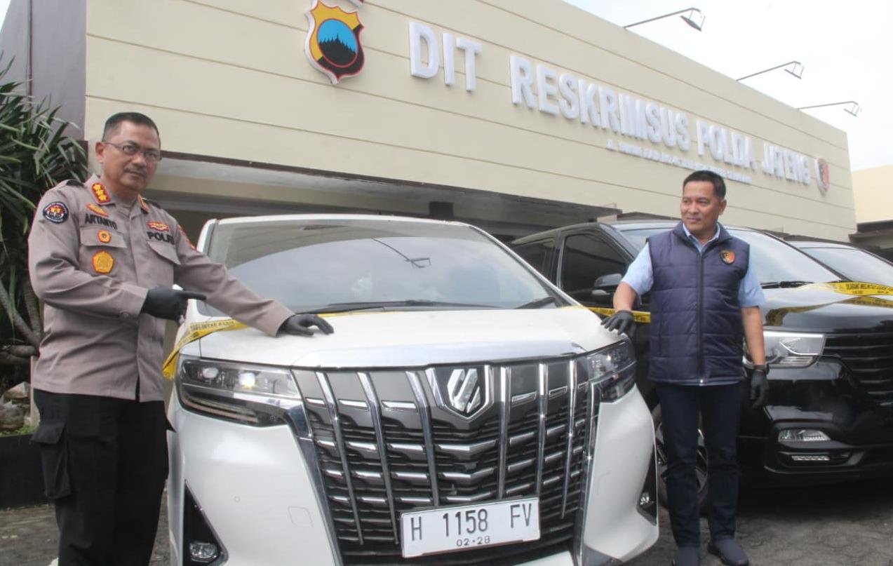 Polisi menunjukkan barang bukti TPPU investasi bodong sarang burung walet, Selasa (31/3/2026). (ist)