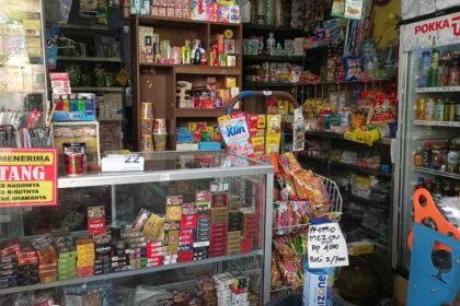 Berbagai macam dagangan tertata rapi di sebuah toko kelontong di Kota Semarang, Senin (6/4/2026). Harga plastik naik drastis membuat pedagang kecil kelimpungan. (dul)