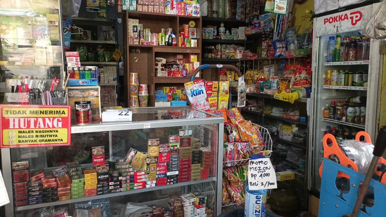 Berbagai macam dagangan tertata rapi di sebuah toko kelontong di Kota Semarang, Senin (6/4/2026). Harga plastik naik drastis membuat pedagang kecil kelimpungan. (dul)