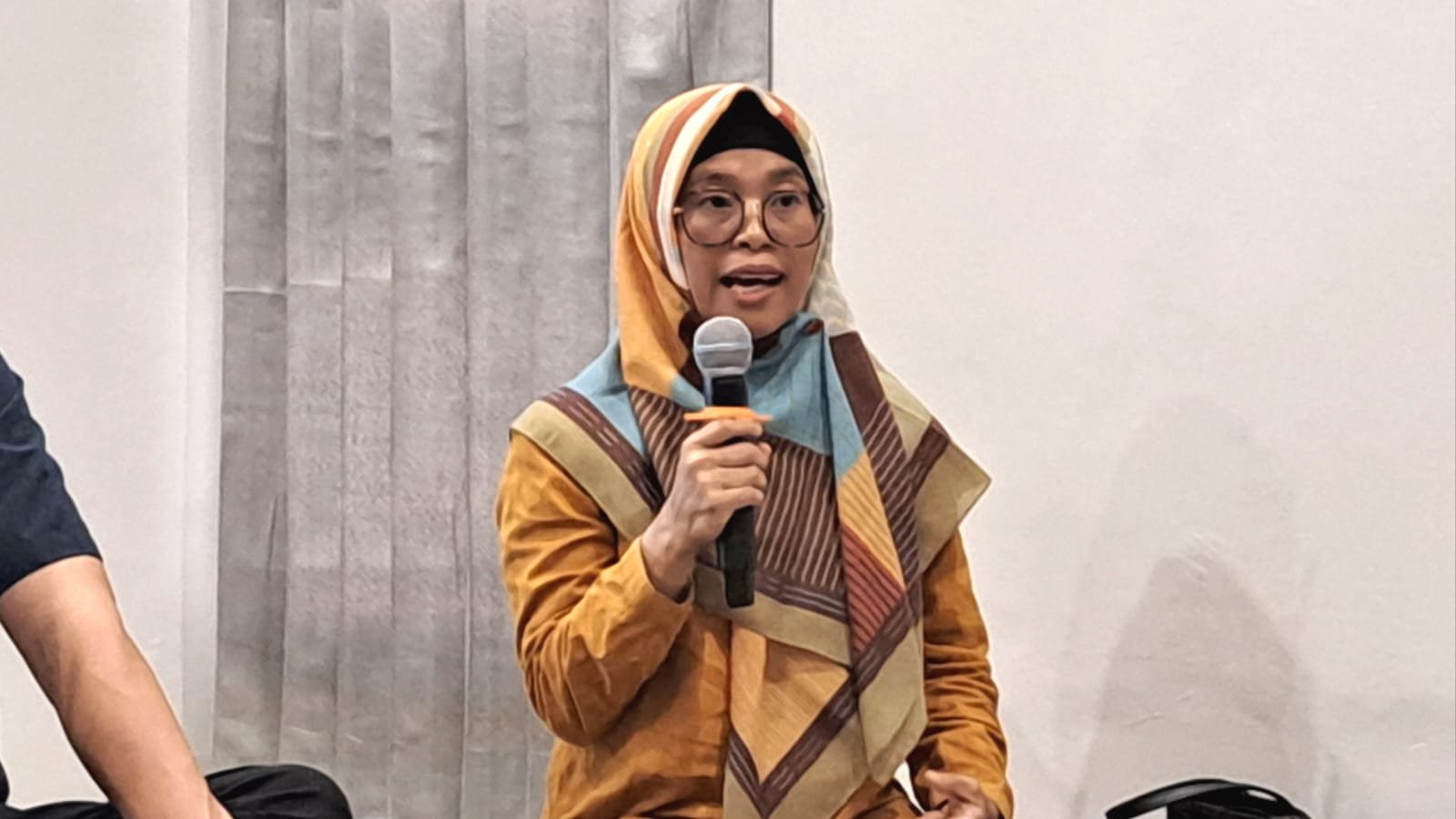 Advokat Evarisan saat diskusi dalam program Titik Kumpul 2 SKS hasil kerja sama Peradi SAI Kota Semarang dan media BacaAja, Rabu (8/4/2026). (bae)