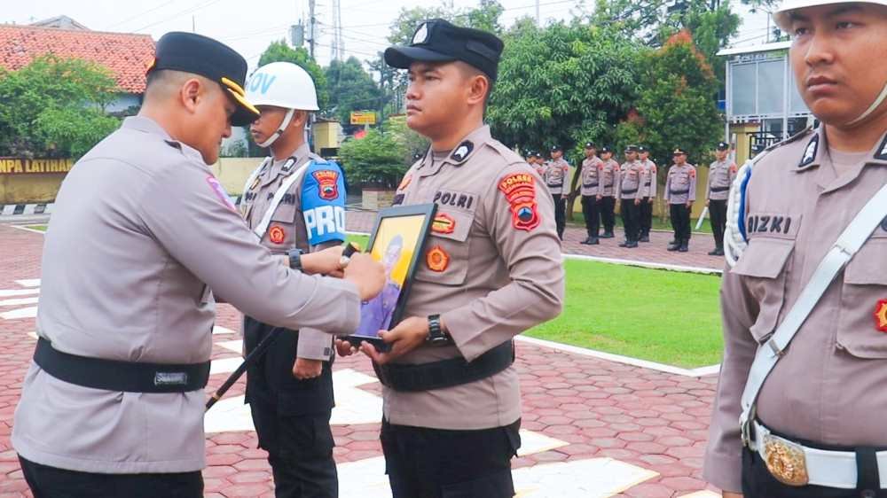 Upacara Pemberhentian Tidak Dengan Hormat (PTDH) Briptu WT Polres Pemalang digelar secara in absentia. Foto: Dok. Polda Jateng.