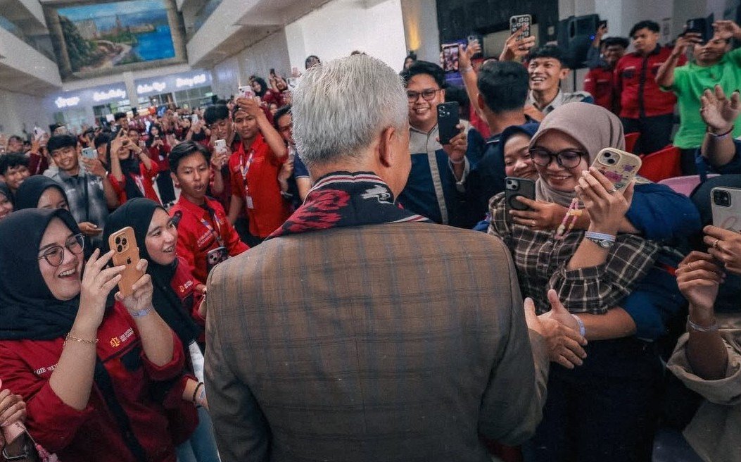 Ganjar Pranowo bercengkrama dengan mahasiswa seusai menjadi pembicara dalam seminar nasional di Universitas Muhammadiyah Kalimantan Timur (UMKT) Samarinda.