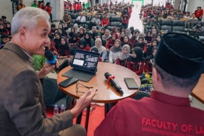 Ganjar Pranowo menjadi pembicara dalam seminar nasional di Universitas Muhammadiyah Kalimantan Timur (UMKT) Samarinda.