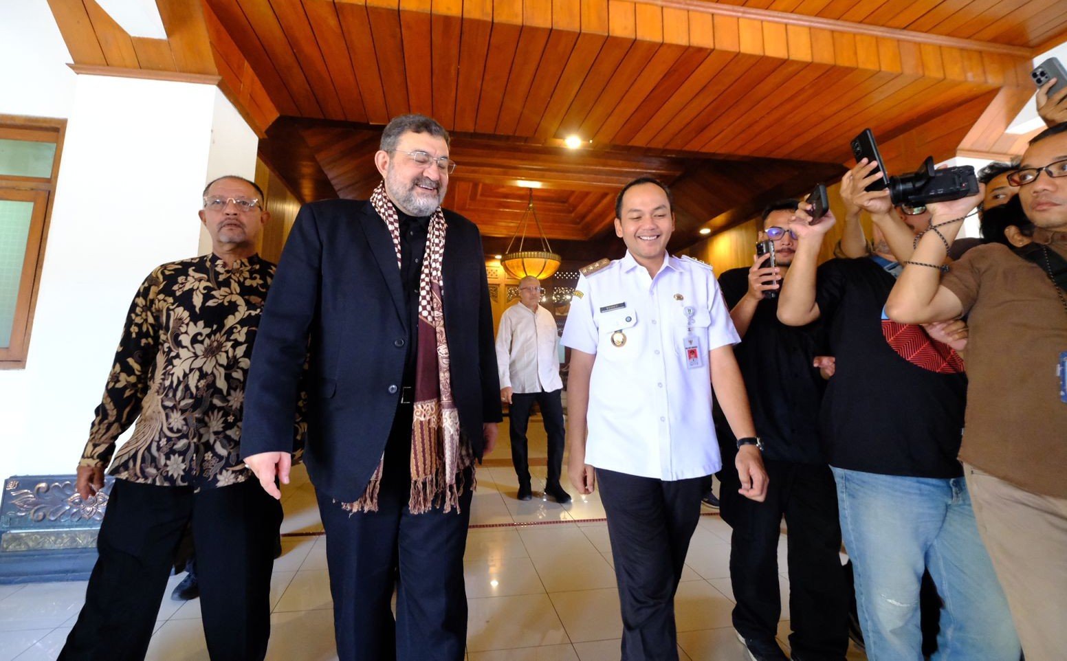 Wali Kota Solo, Respati Ardi menerima kunjungan Duta Besar (Dubes) Iran untuk Indonesia, Mohammad Boroujerdi didampingi pejabat Keduataan Besar Iran, Ali Pahlevani Rad, Amir Rostam Dokht, di kantornya pada Rabu (1/4/2026).