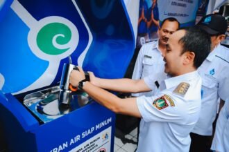 Wali Kota Solo, Respati Ardi, mengisi tumbler saat launching layanan Air Siap Minum “Toya Wening” di Pasar Gede Surakarta, Rabu (1/4/2026).