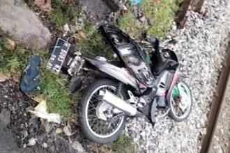 Sepeda motor remuk dihantam KA Harina di perlintasan Kokrosono, Semarang, Jumat (3/4/3306) sore. (ist)
